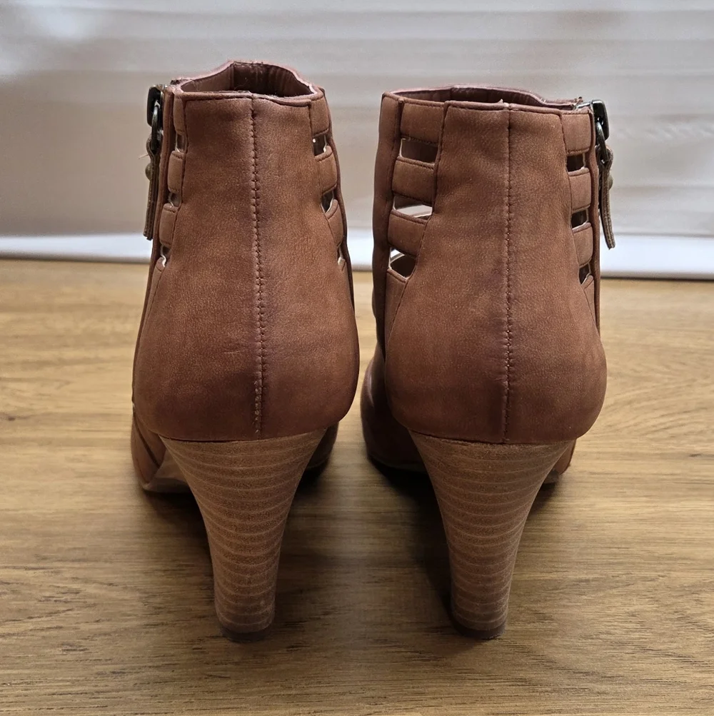 Crown Vintage Brown Strappy Gladiator Sandals - Picture 3 of 8